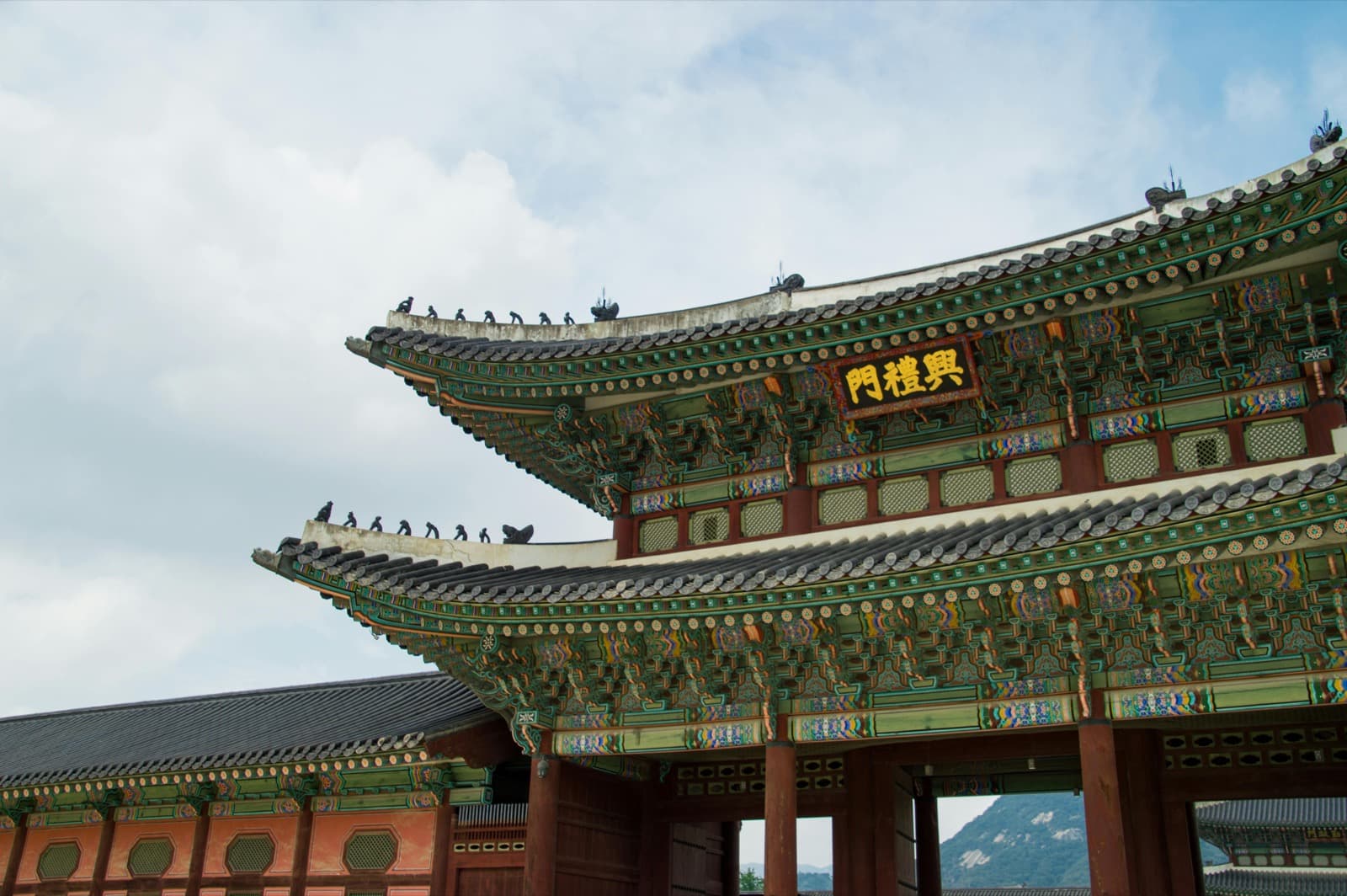 경복궁 근정전 — 조선왕조 정궁, 1395년 건축. 한복 입고 입장하면 무료