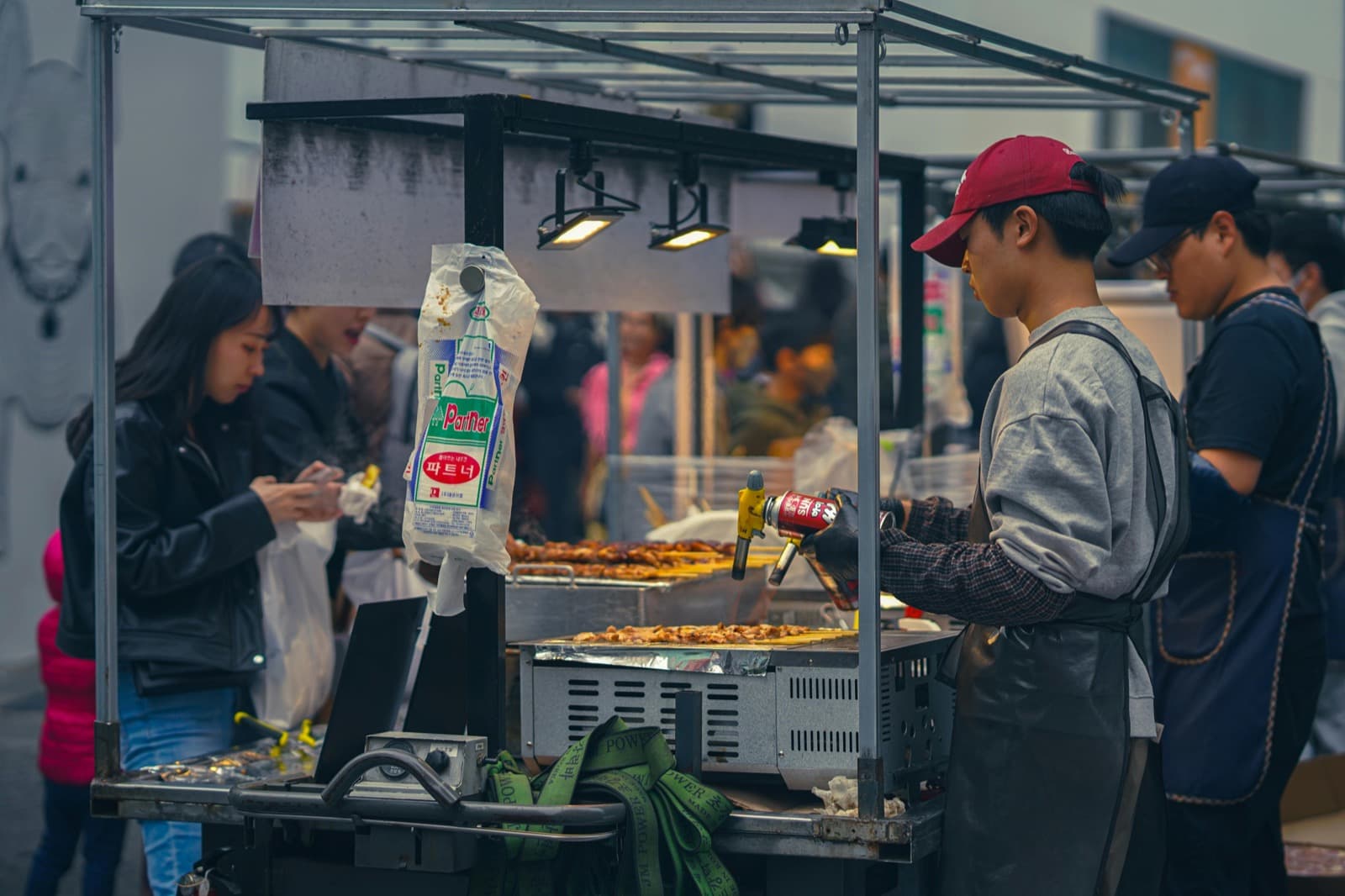 광장시장 길거리 음식 — 빈대떡·마약김밥·육회·떡볶이