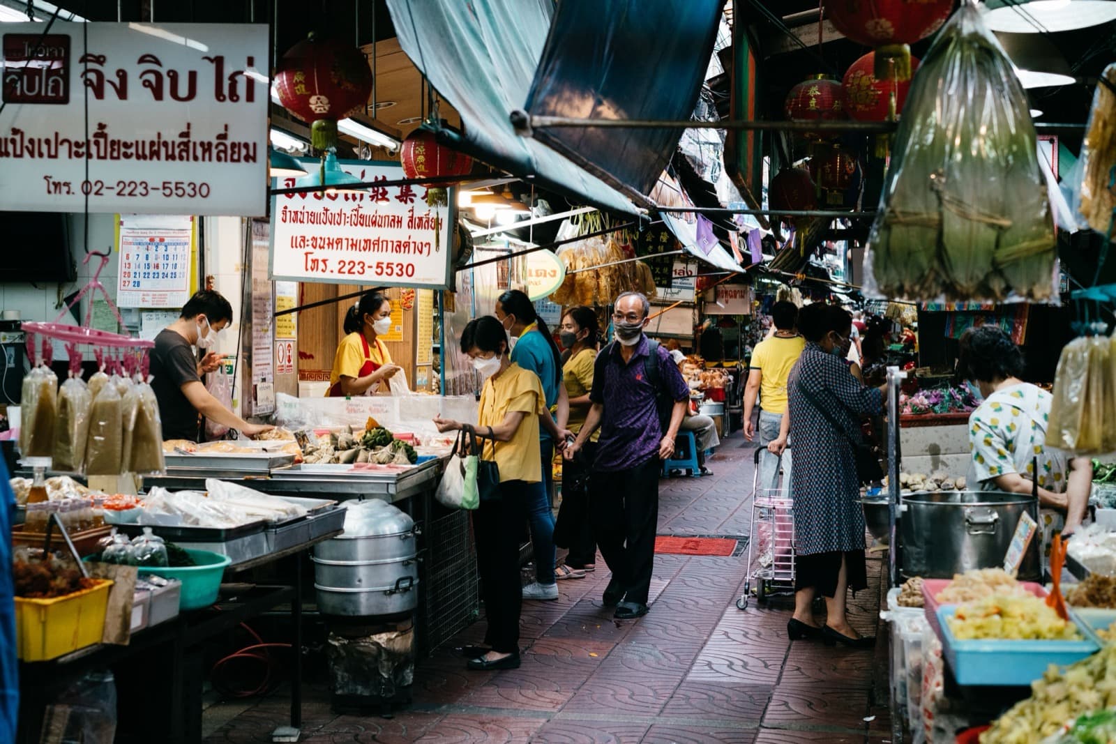 A lively Thai fresh market scene
