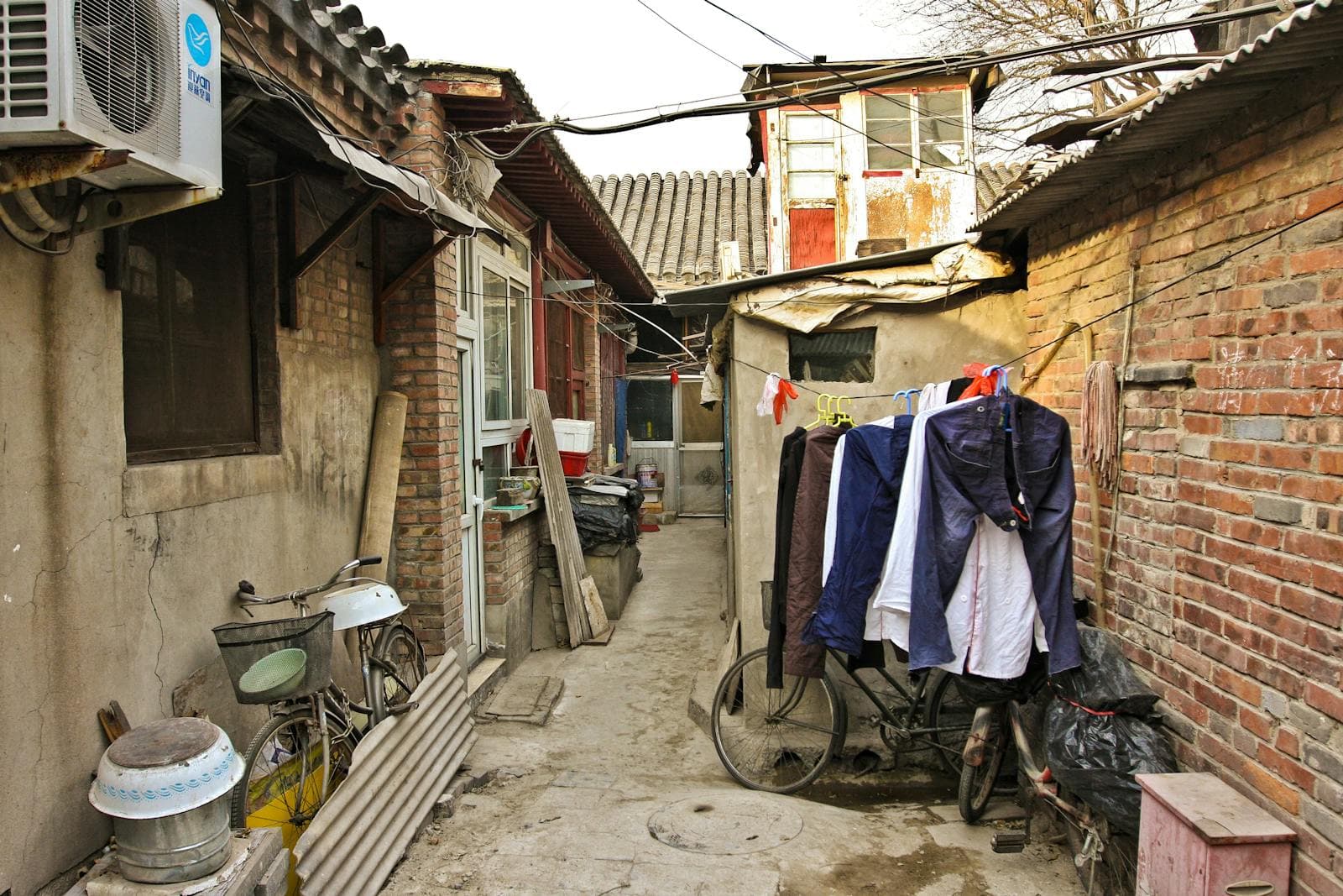 베이징 후통, 자전거와 회색 벽이 이어지는 오래된 골목