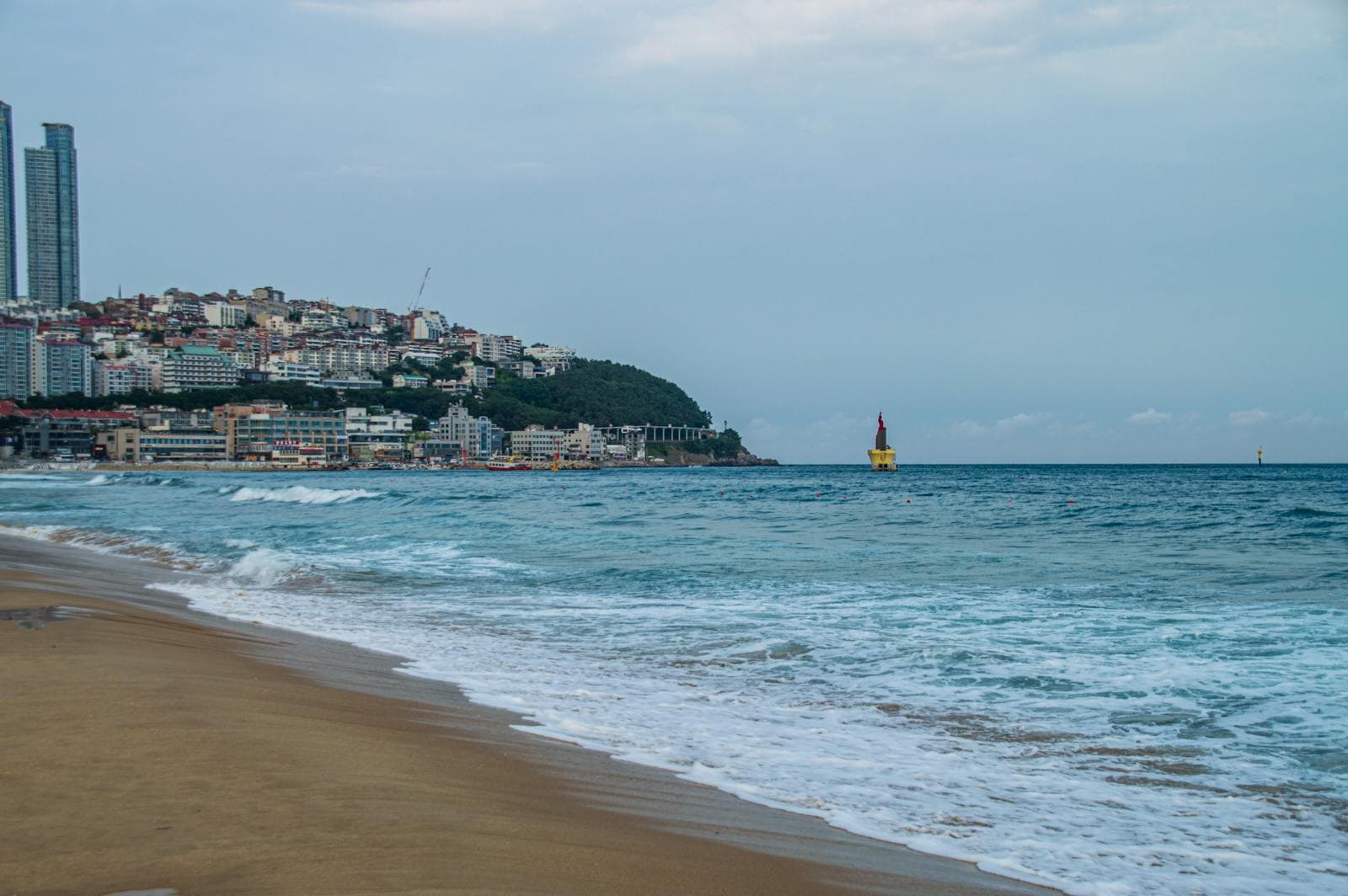 해운대 해수욕장, 백사장과 마린시티 고층 빌딩이 어우러진 부산의 대표 해변