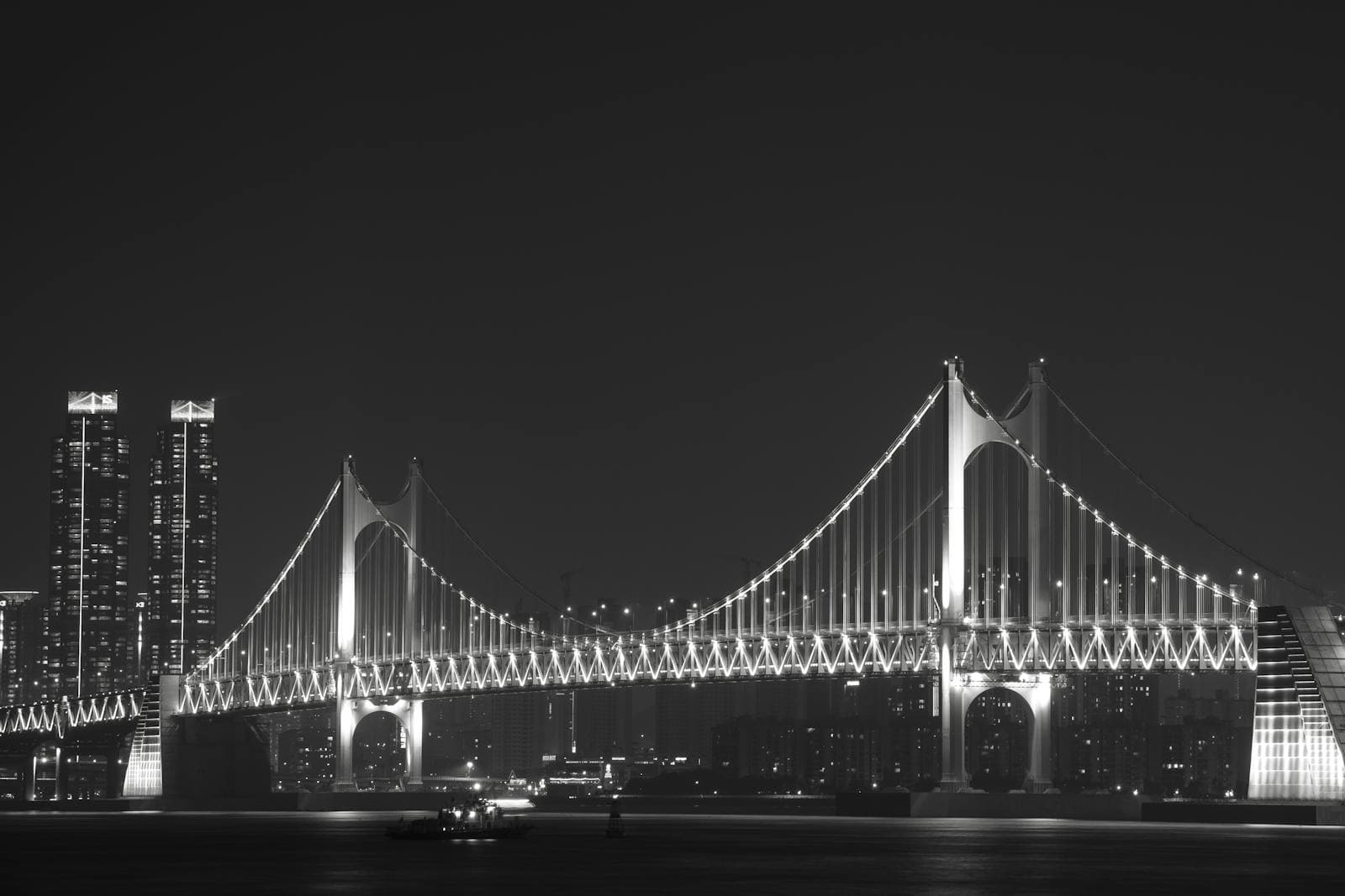광안대교 야경, 광안리 앞바다를 가로지르는 다리의 조명