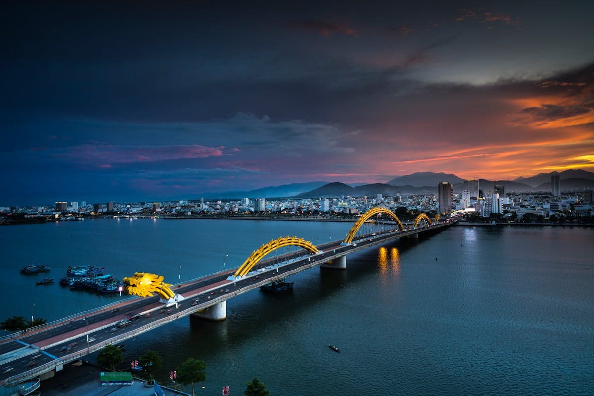 다낭 용 다리(Dragon Bridge) 일몰, 한강을 가로지르는 다낭의 시그니처 랜드마크, 금·토·일 밤 9시 불쇼