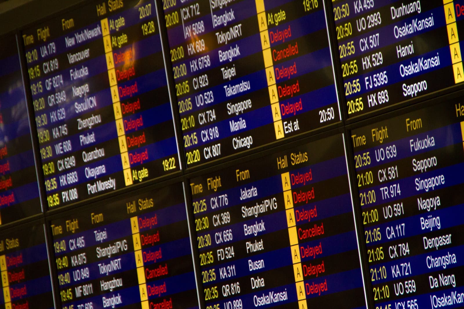 공항 출발 안내 전광판, 오프라인으로도 항공권과 일정을 확인