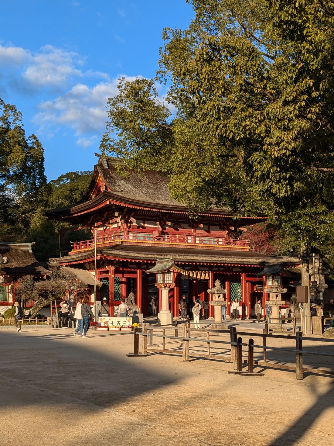 Dazaifu Tenmangu's red two-story gate with visitors