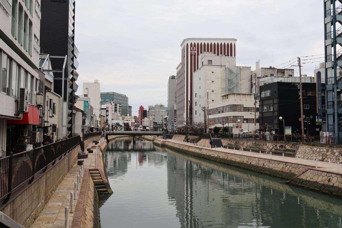 福岡市内の水辺と周辺の建物