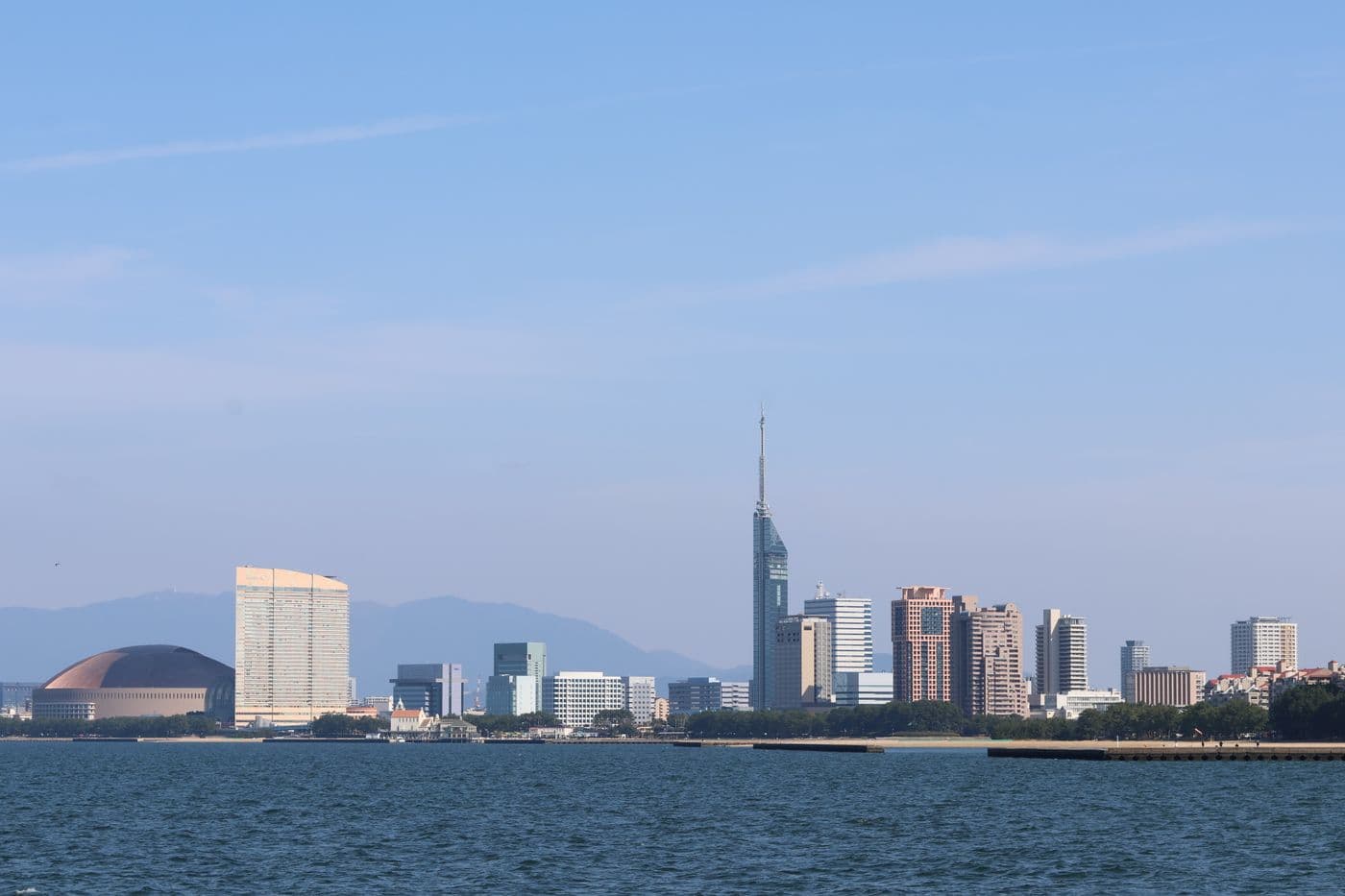 福岡タワー、ドーム、百道の海岸が一緒に見える景色