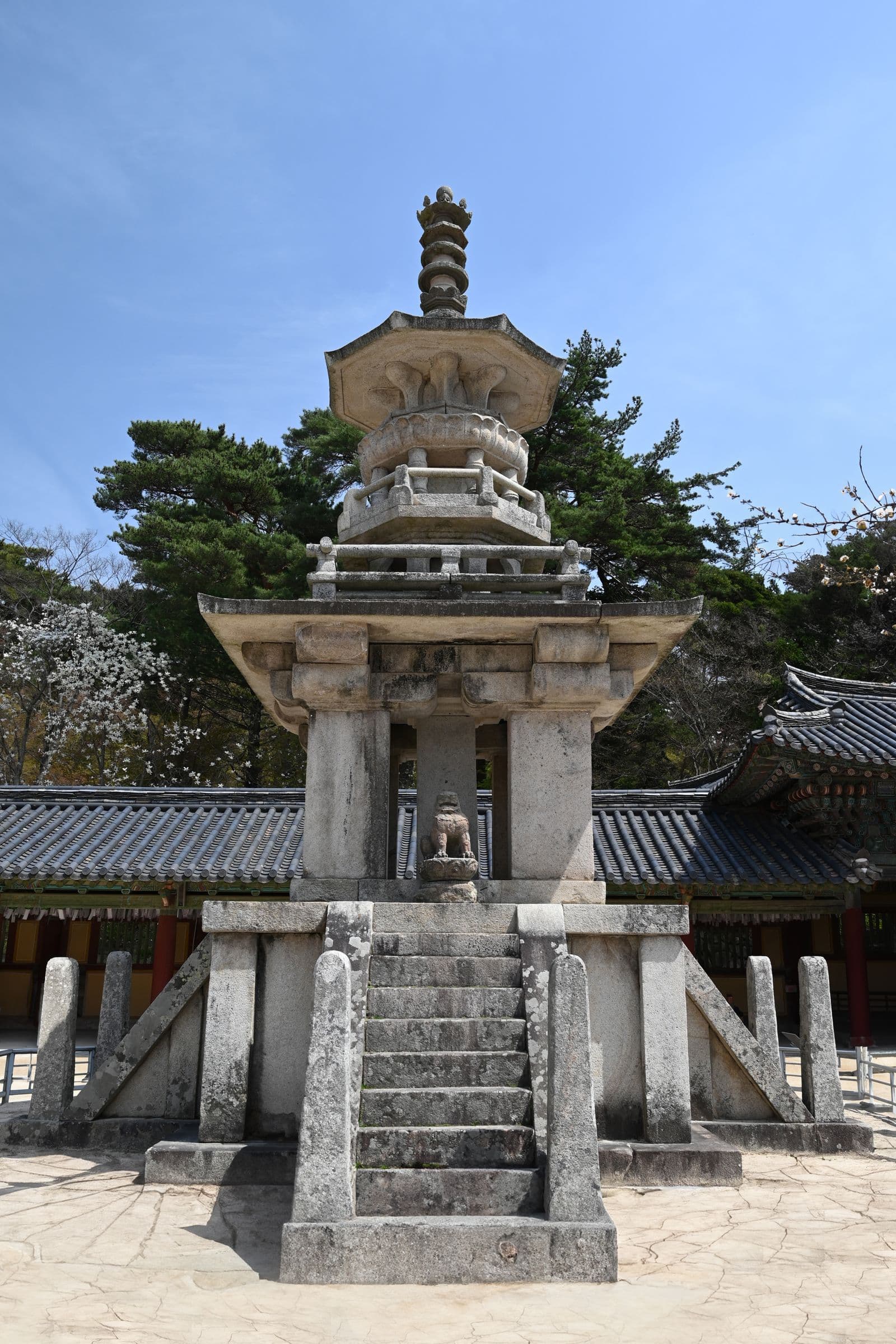 仏国寺大雄殿前庭の多宝塔