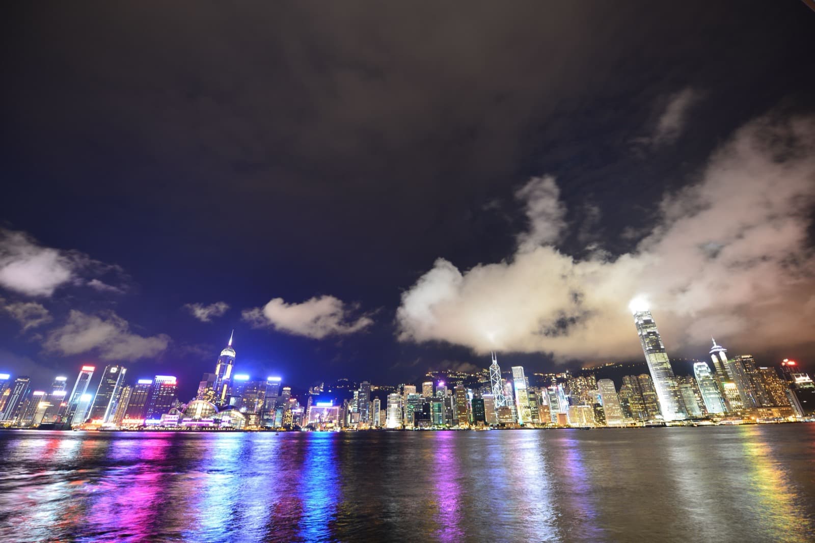 香港ビクトリア・ハーバーの夜景、摩天楼の灯りが水面に映る夜の風景