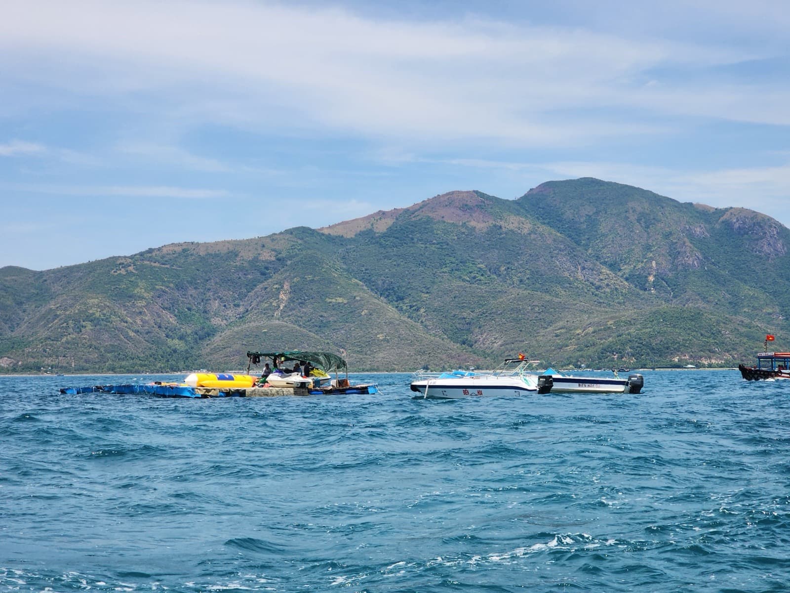 芽庄湾,船只与翠绿海岛点缀的清澈海面