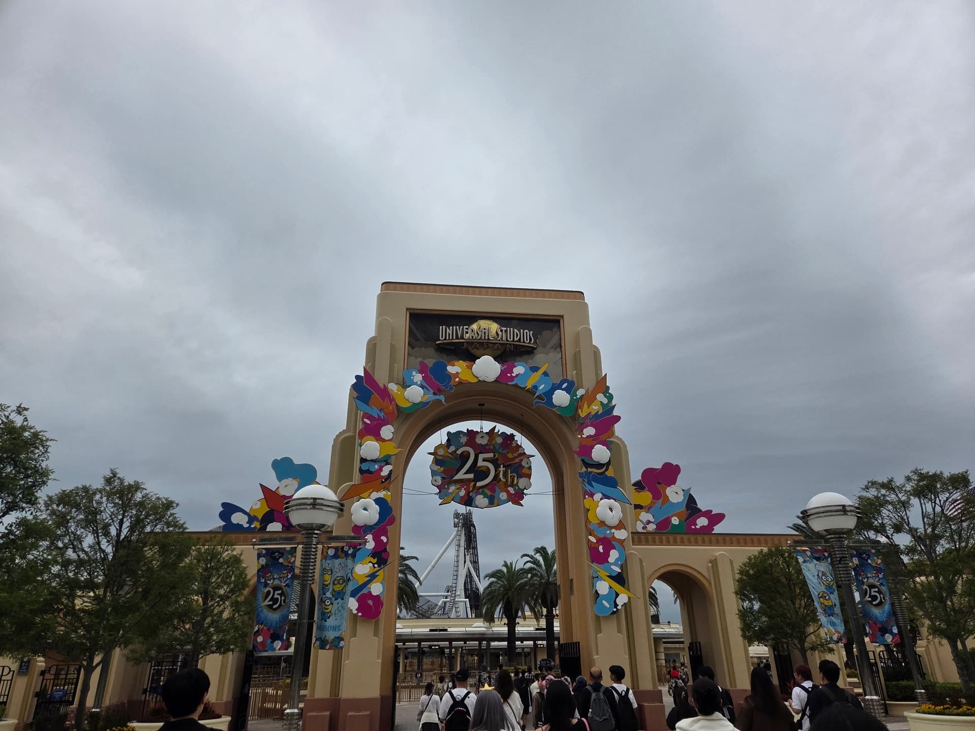 25周年の装飾があるUSJの入口