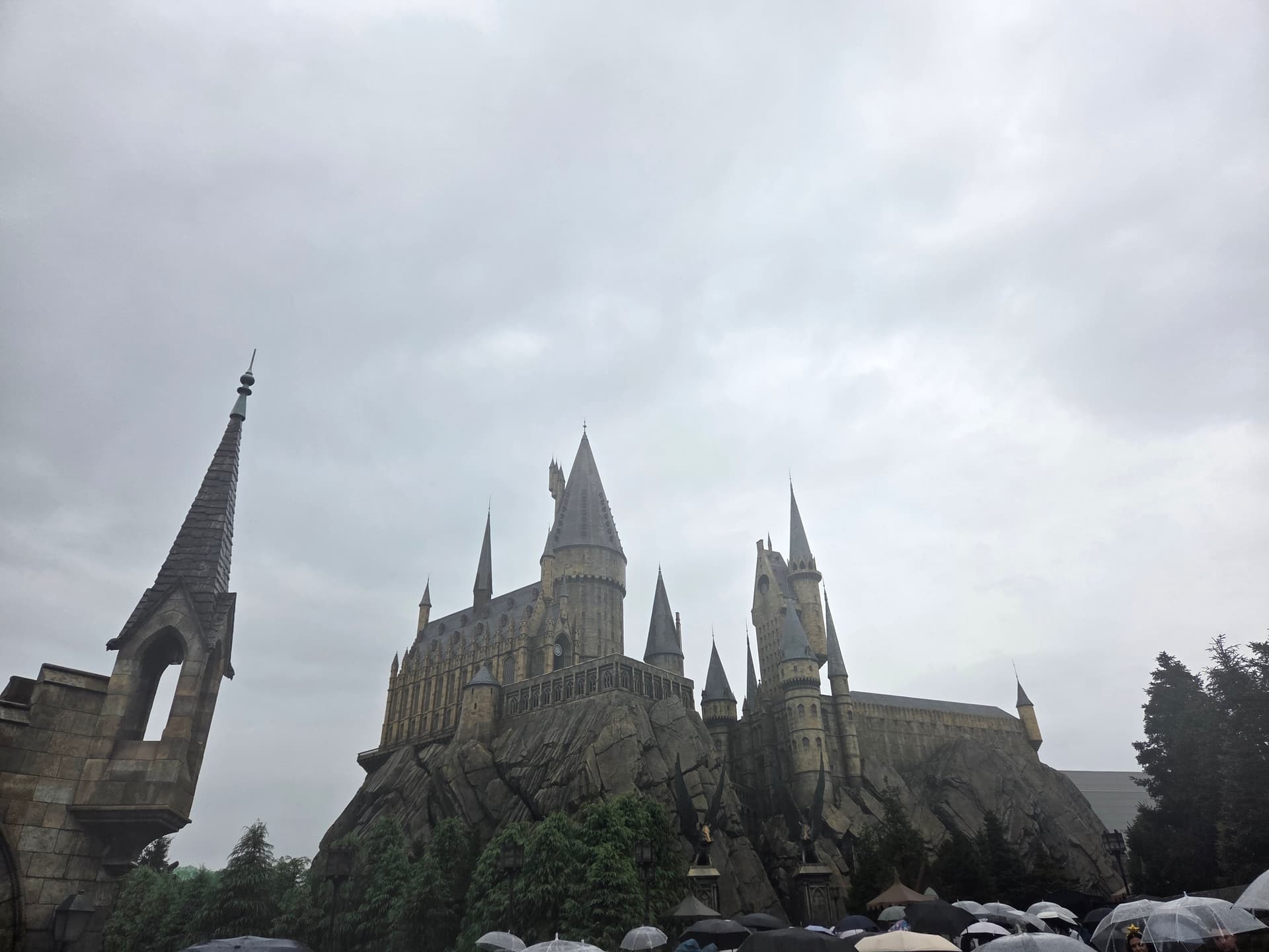 曇り空の下にあるUSJのホグワーツ城