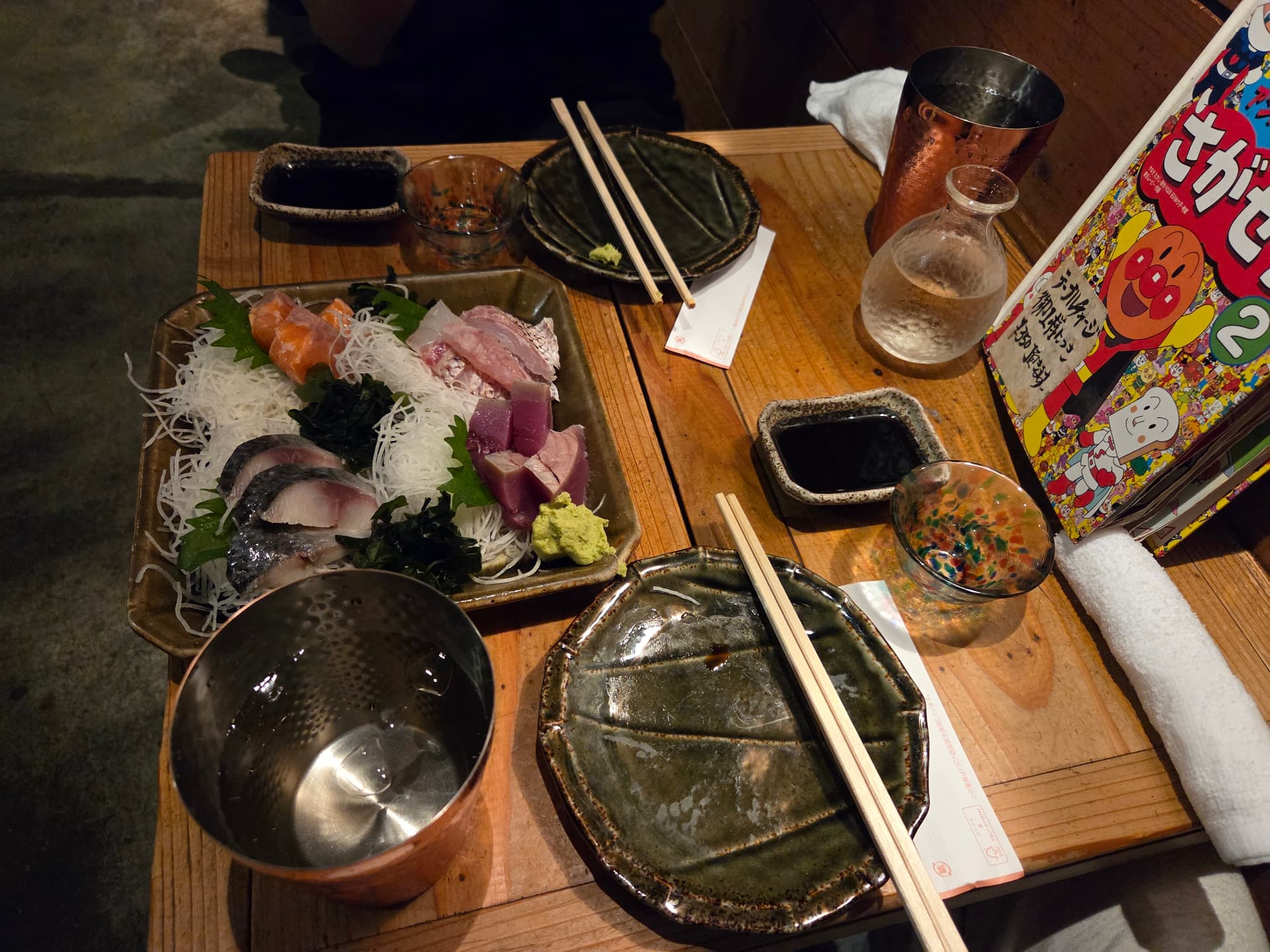 刺身と複数の料理が並んだ夕食のテーブル