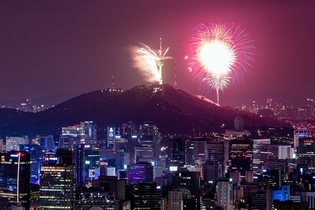 N서울타워와 서울 야경, 남산 정상 236m에서 바라본 불빛 가득한 서울