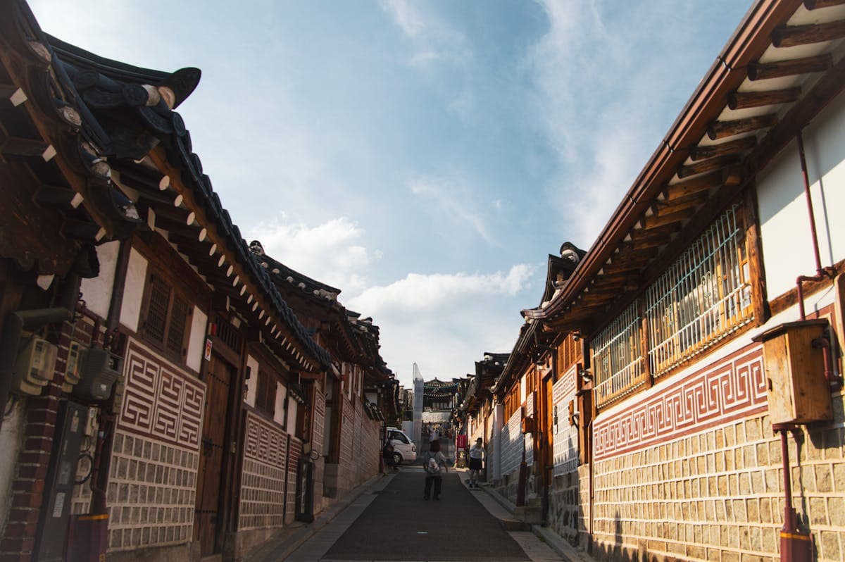 북촌 한옥마을 골목, 검은 기와와 흰 담장이 이어지는 600년 된 한옥 거주지구