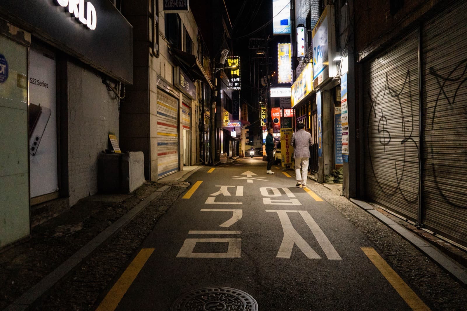夕暮れどきのソウルの路地