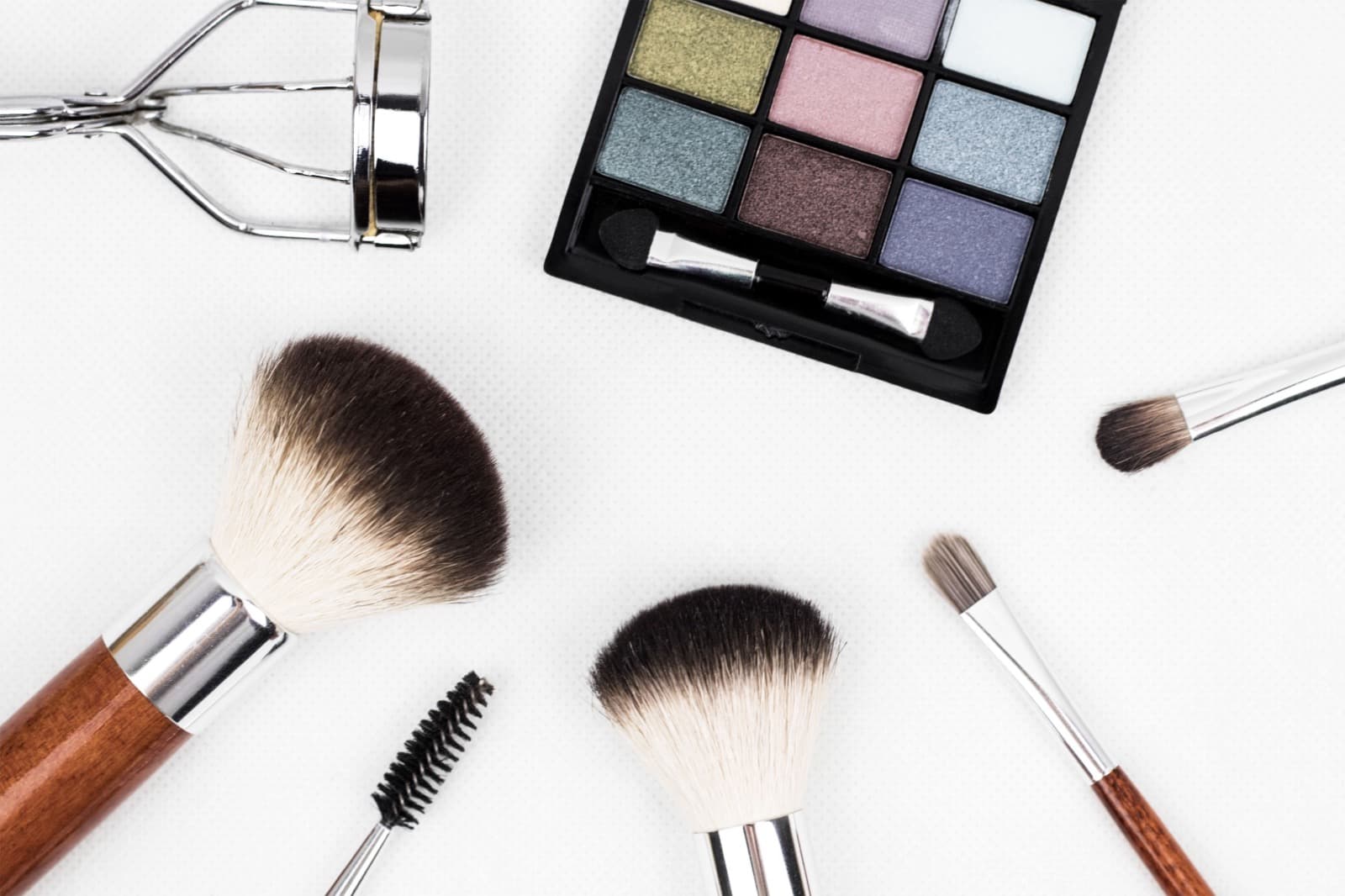 Color cosmetics and brushes