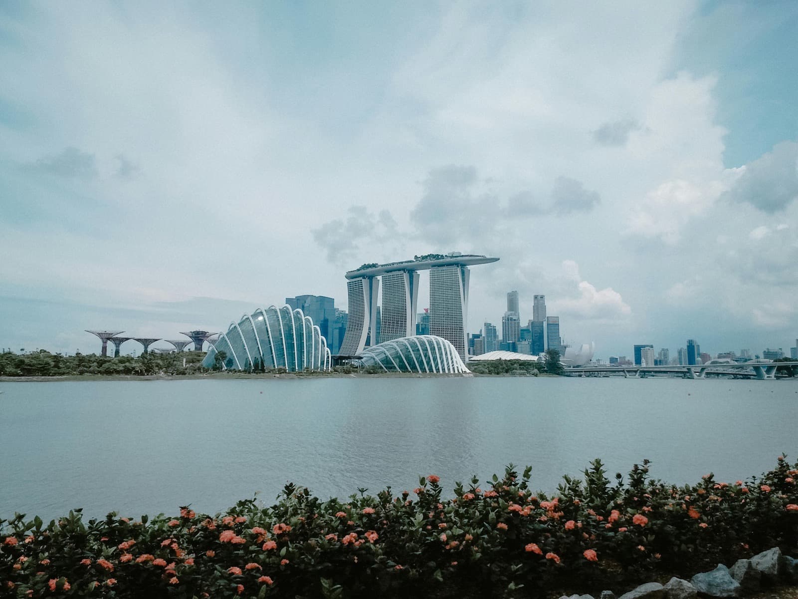 滨海湾全景,滨海湾金沙、花穹温室和超级树尽收一框