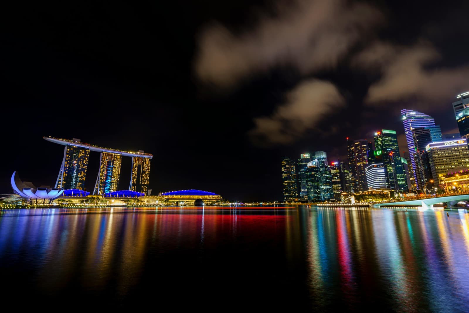 滨海湾夜景,滨海湾金沙与CBD天际线倒影在水面