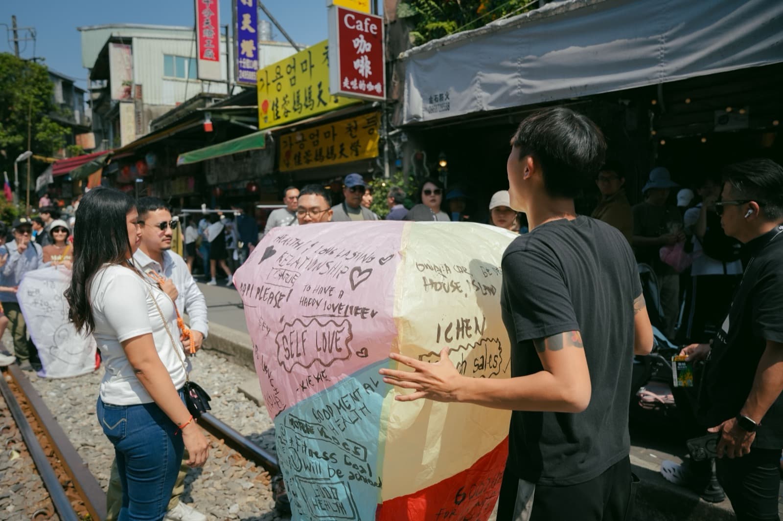 타이베이 근교 스펀, 철로 위에서 소원을 적어 날리는 천등