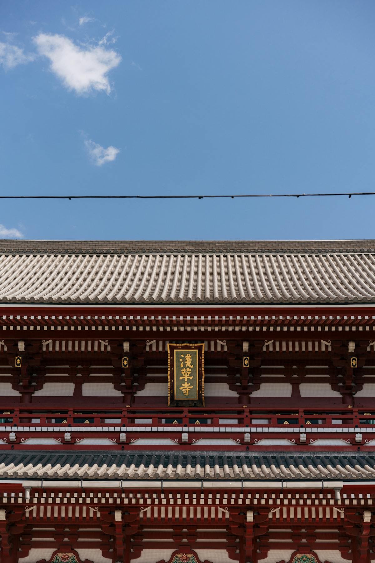 센소지 본당 정면, '浅草寺' 금문자 현판과 붉고 흰 기와 지붕, 도쿄에서 가장 오래된 절