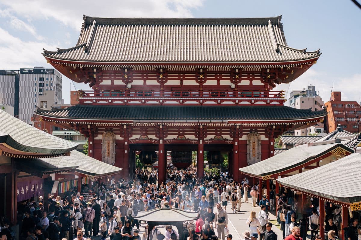 Hozomon Gate and visitors at Senso-ji in Asakusa, Pexels reference photo by Gül Işık