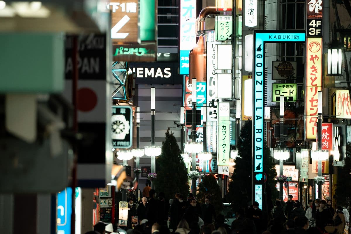 신주쿠 가부키초 고질라 로드의 간판과 보행자, Satoshi Hirayama의 Pexels 자료 사진