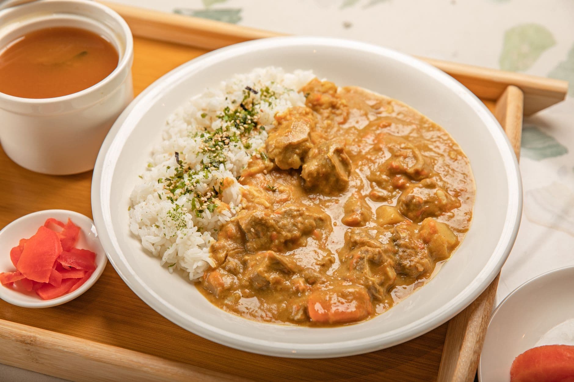 福神漬けと味噌汁を添えた日本式カレーライスの膳