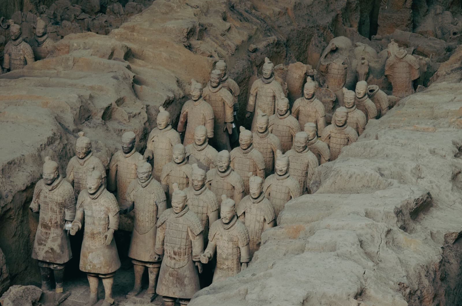一号坑中列队而立的兵马俑发掘现场