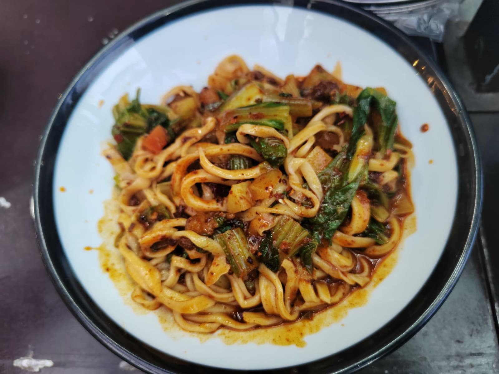 淋上香辣酱汁的中式面食