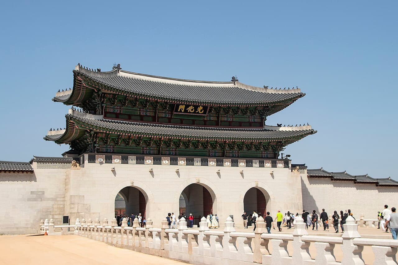 광화문의 세 아치와 누각을 정면에서 본 모습