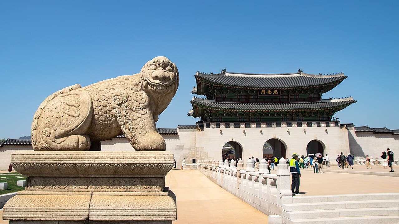 광화문 앞 해치 석상과 뒤쪽 궁궐 문