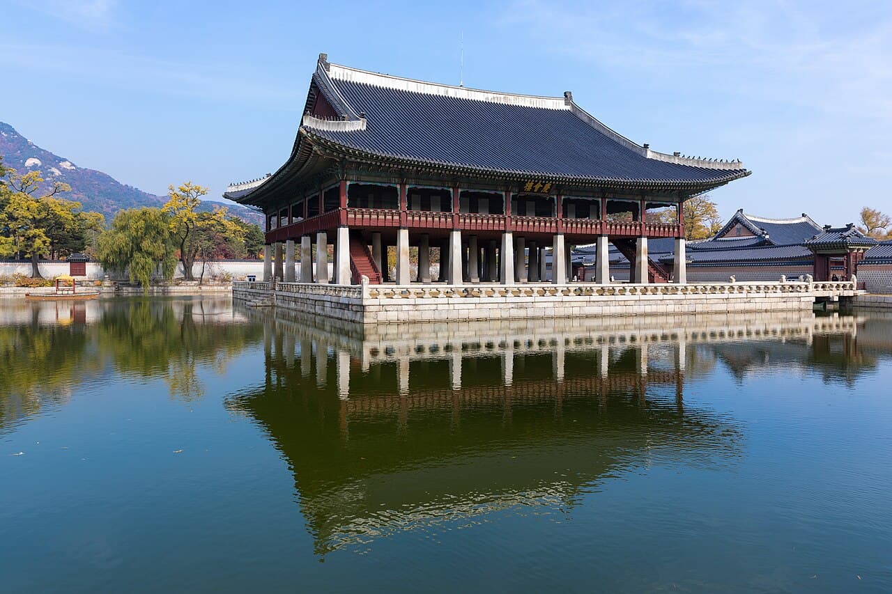 연못 너머에서 본 경복궁 경회루와 돌기둥