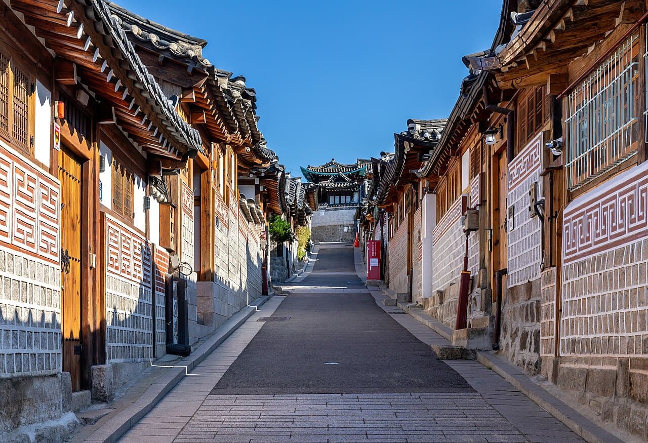 경사를 따라 한옥 담장과 기와지붕이 이어지는 북촌 골목