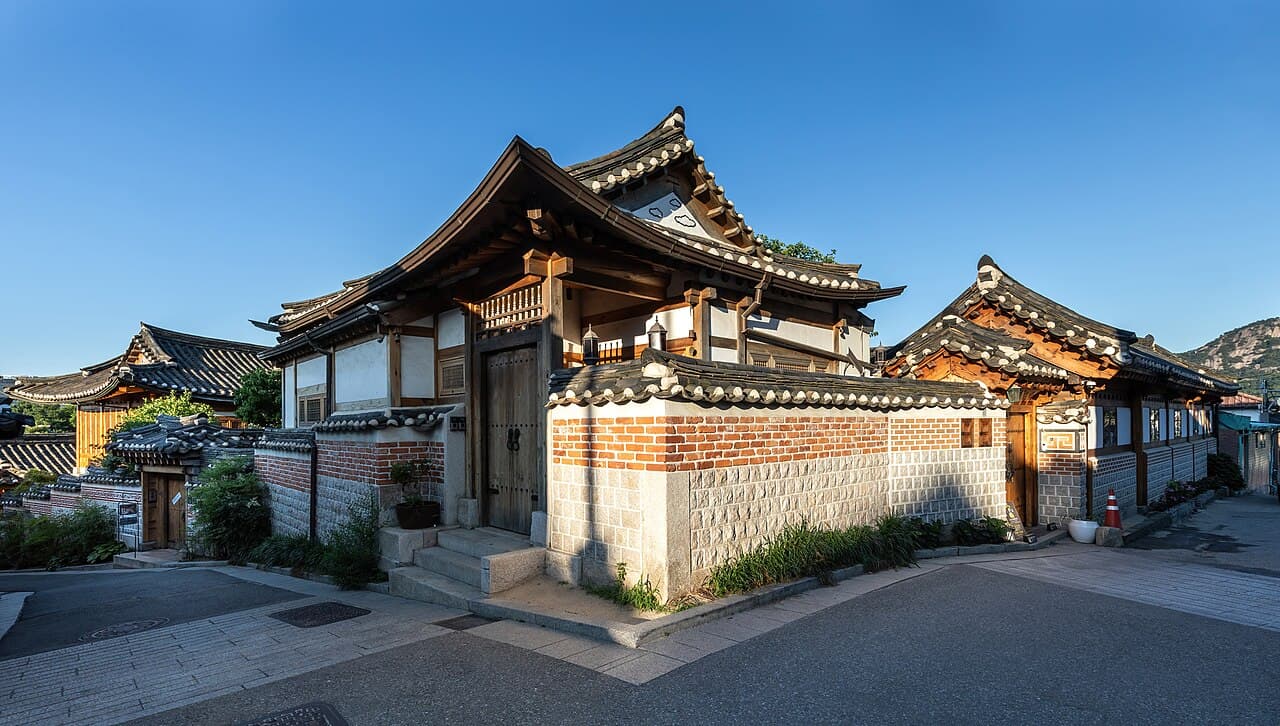 북촌의 여러 한옥 지붕이 경사를 따라 겹쳐 보이는 풍경