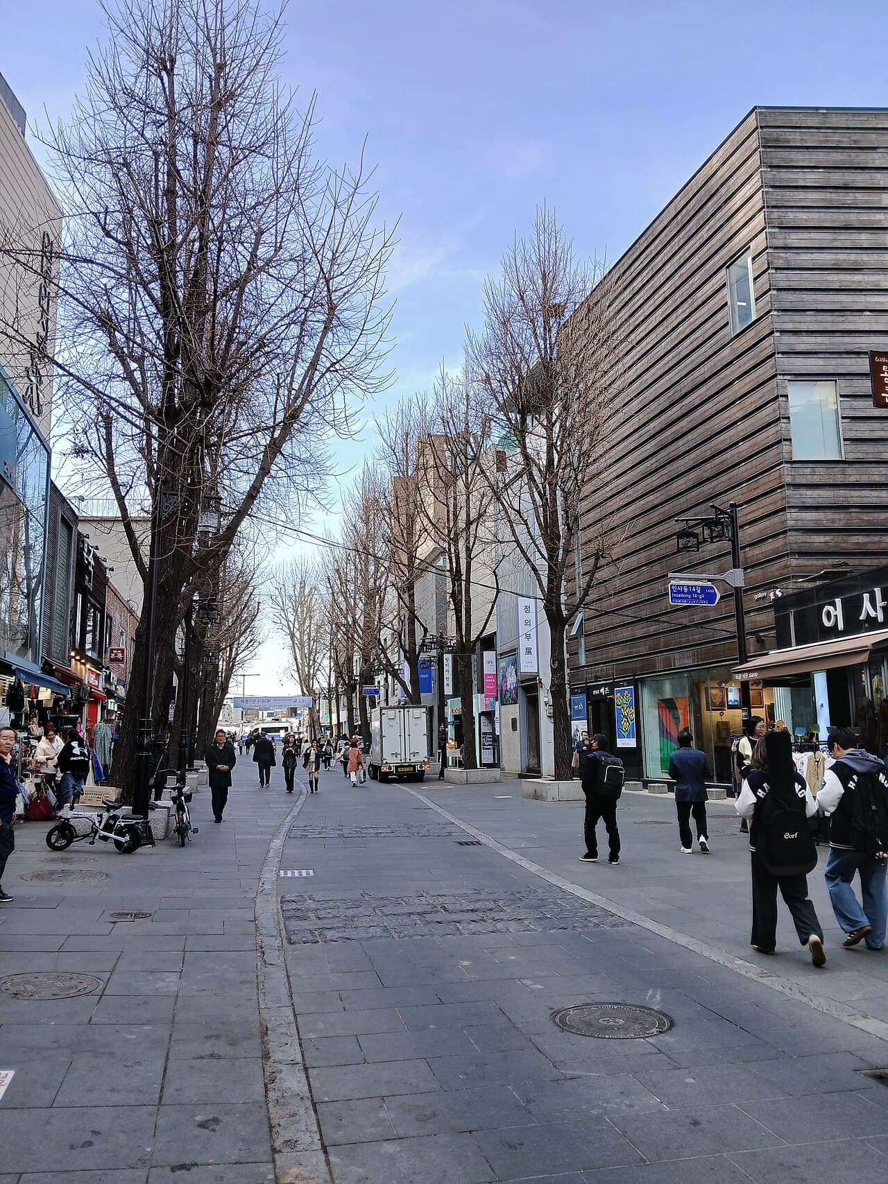 상점과 보행자가 이어지는 서울 인사동길