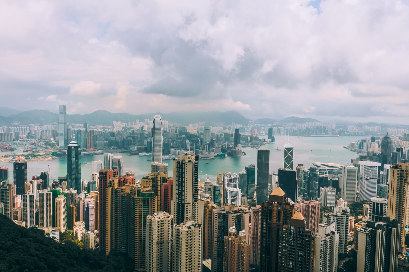 Hong Kong 3-Night 4-Day Itinerary: Victoria Peak, Symphony of Lights, Star Ferry & Dim Sum Complete Guide (AI-Generated Plan)